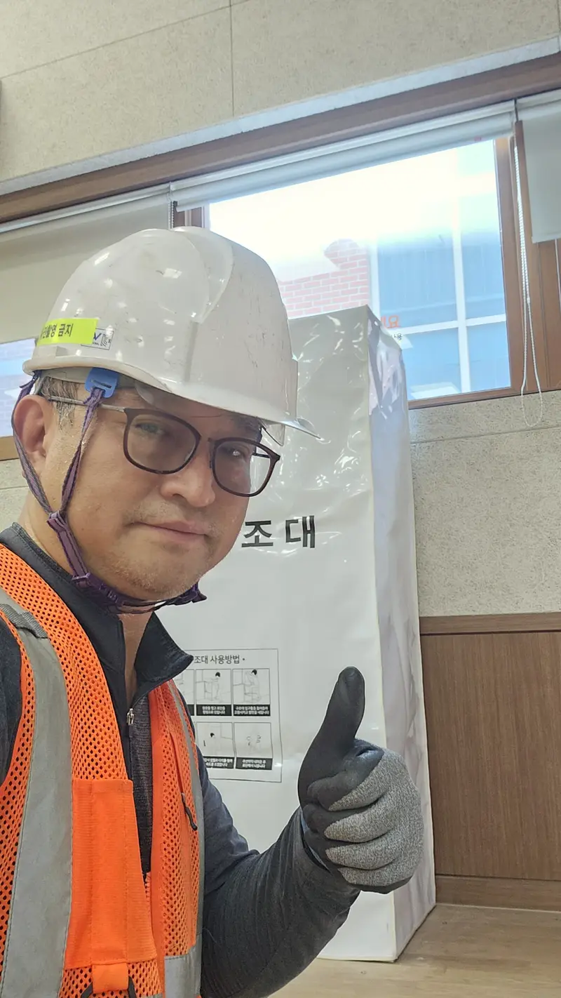 안전모를 쓴 현장 담당자와 구조대 설치 현장