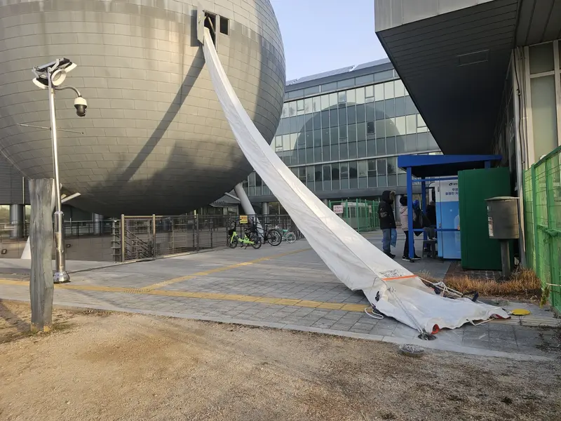 지면까지 펼쳐진 구조대 전개 상태