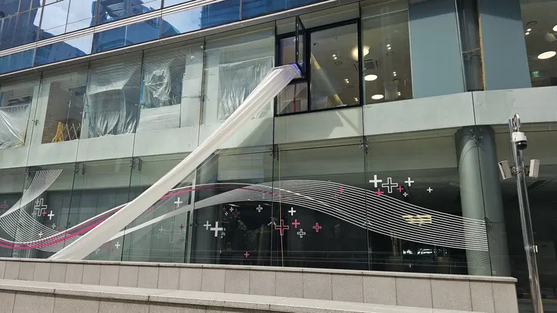 유리 외벽을 따라 펼쳐진 구조대